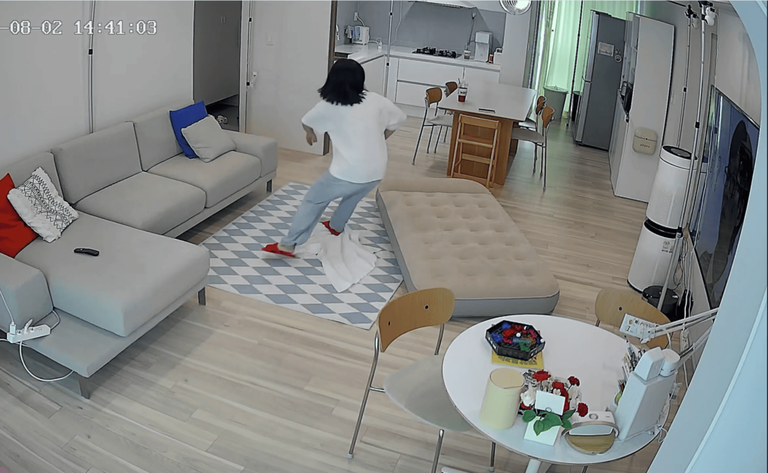 거실 환경에서 발생한 낙상 사고 시나리오 재현 및 홈캠 촬영 장면