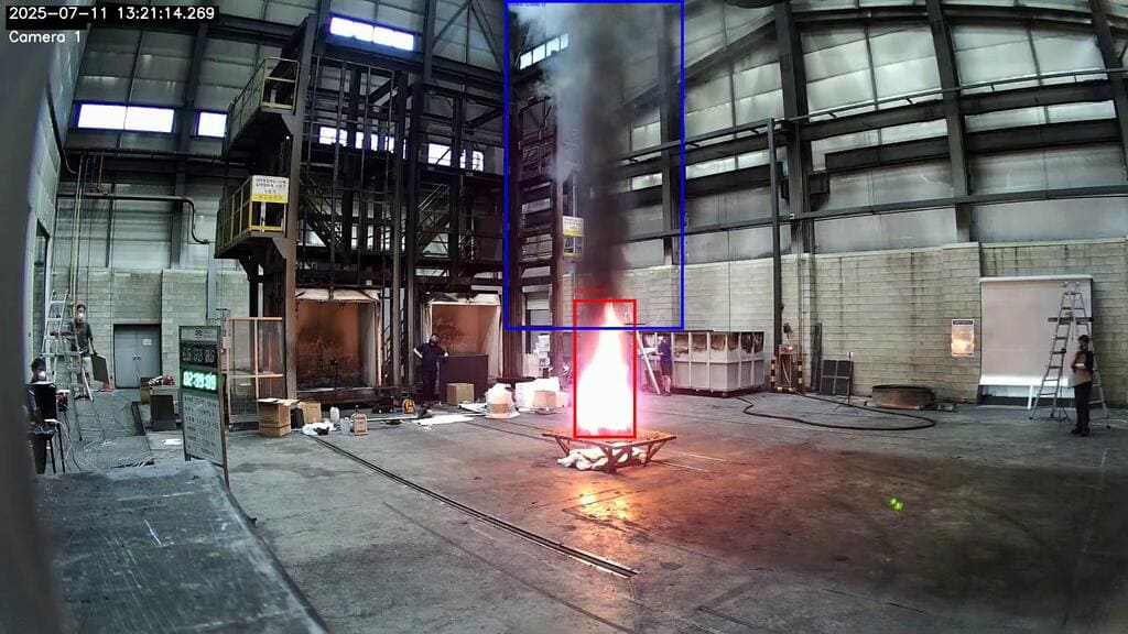 실제 화재 현장 영상에서 불꽃(Fire)과 연기(Smoke) 영역을 정밀하게 구분하여 객체 바운딩 처리한 결과 화면